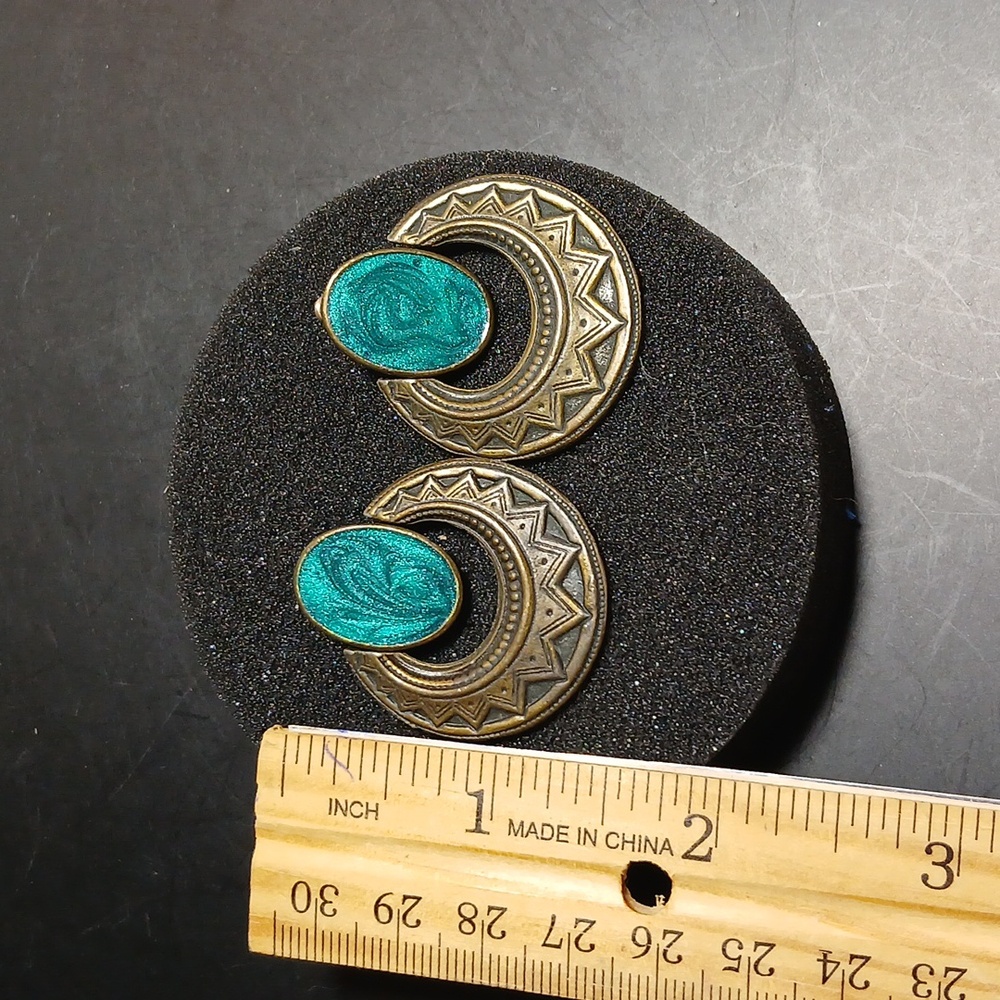 Vintage Hoop Dangle Earrings Brass Tone Filigree With Emerald Color - Picture 4 of 5